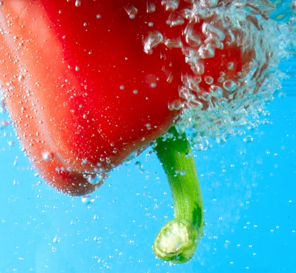 Röd paprika mellan bubblor — Stockfoto