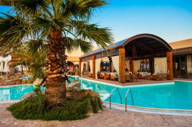 havuzda holiday resort
