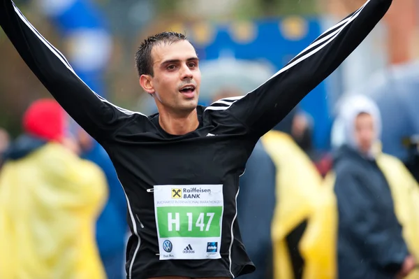 BUCHAREST, ROMANIA - OCTOBER 8: An unidentified marathon runner — Stock Photo, Image