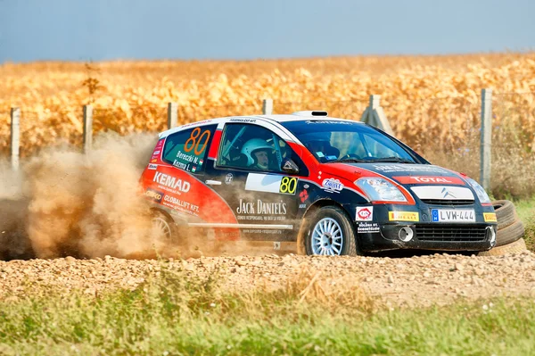 Bukurešť, Rumunsko - září 02: neznámé auto řidiče pilotování h — Stock fotografie