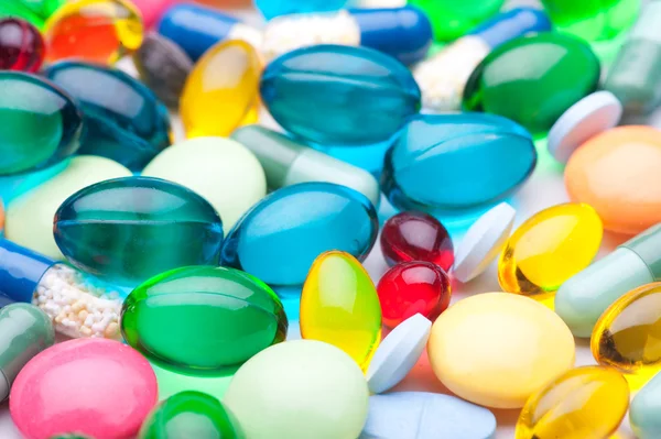 Färgglada tabletter med kapslar — Stockfoto