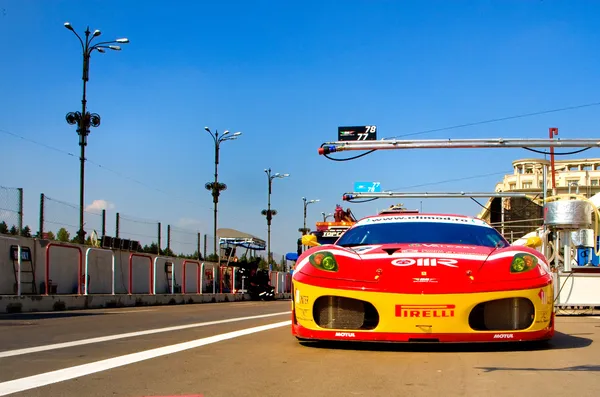 BUCHAREST - 18 DE MAYO: FIA GT corre alrededor de la Casa del Parlamento en B — Foto de Stock