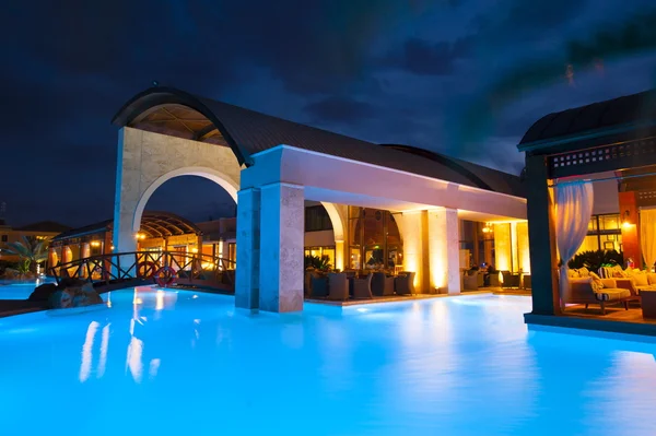 Lado da piscina noturna do hotel rico — Fotografia de Stock