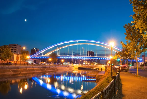 Puente Basarab en la noche, Bucarest, Rumania — Foto de Stock