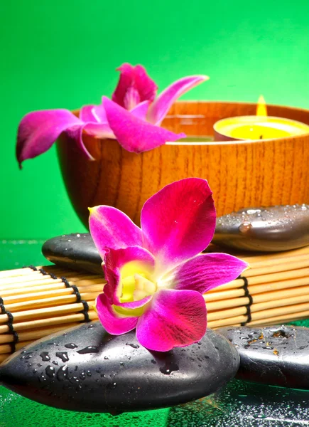 Образ курортной терапии, цветы в воде, на бамбуковом коврике — стоковое фото