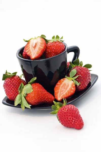Φρέσκο και ωριμάζουν φράουλα σε ένα μαύρο φλιτζάνι — Φωτογραφία Αρχείου
