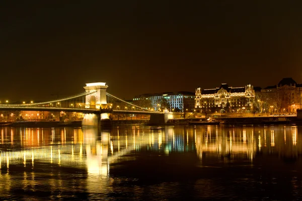 Chain bridge budapest natten, Ungern — Stockfoto
