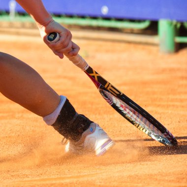 Bucharest, Romanya - 19 Temmuz: bir tenis oyuncusu bacağından ayrıntılı bir