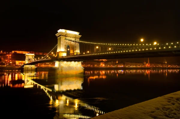 Řetěz most v Budapešti v noci, Maďarsko — Stock fotografie