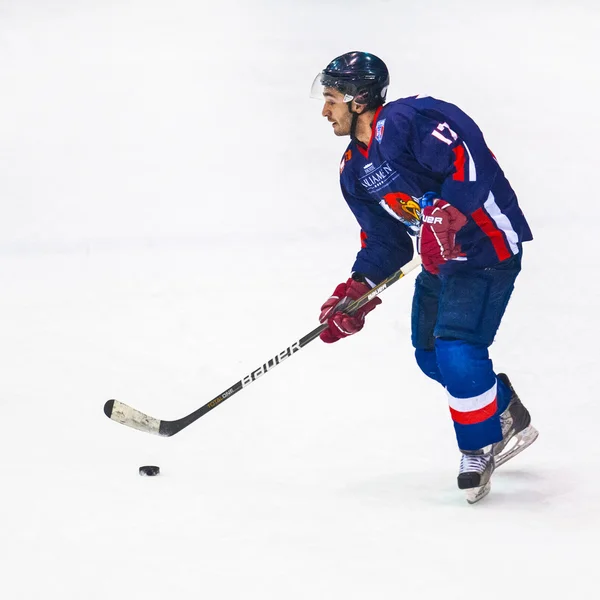 Jugador de hockey durante los Steaua Rangers (azul) vs Corona Brasov (blanco ) — Foto de Stock