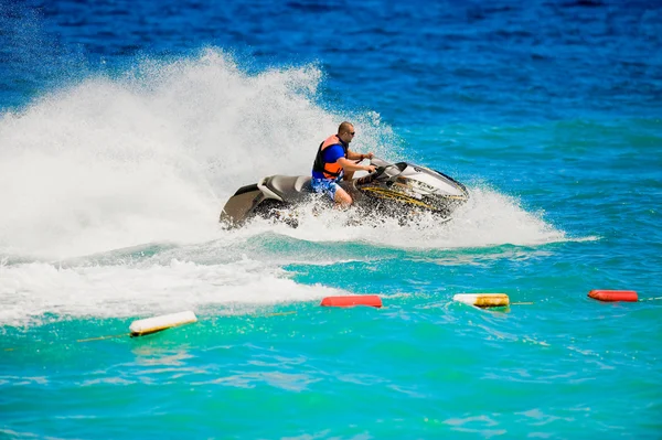 Hombre en una moto acuática en el mar —  Fotos de Stock
