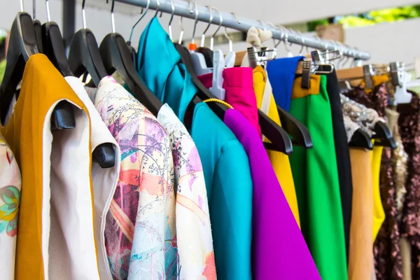 Mode kleding op hangers op de show — Stockfoto