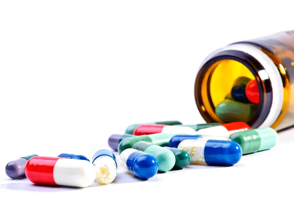 haplar beyaz arka planda ilaç şişesi