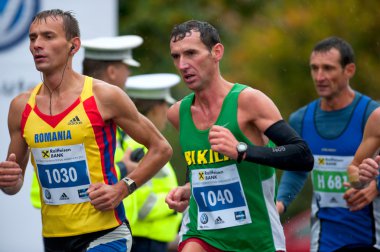 koşucular yarışmaktadır Bükreş uluslararası maraton 2011