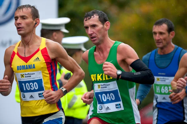 Löpare tävlar i Bukarest internationella marathon 2011 — Stockfoto