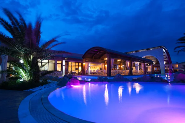 Night pool side of rich hotel — Stock Photo, Image