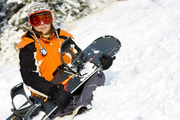 Mladá dívka drží na snowboardu — Stock fotografie