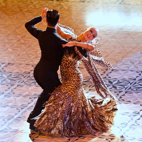 Pareja de baile no identificada en pose de baile en Dance Master —  Fotos de Stock