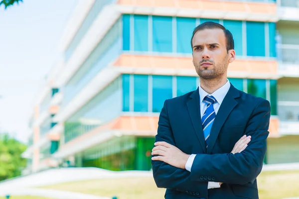 Schöner junger Geschäftsmann im Bürogebäude — Stockfoto