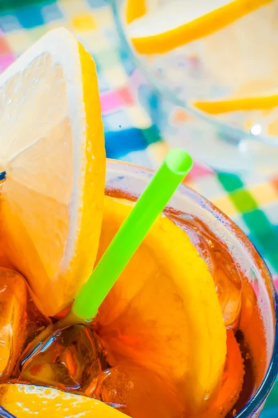 bardak kola buz ve limon ile