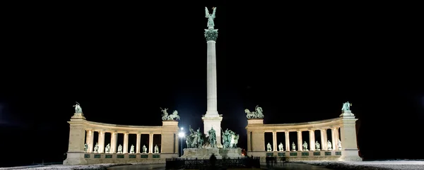 Praça do herói à noite, Budapeste — Fotografia de Stock