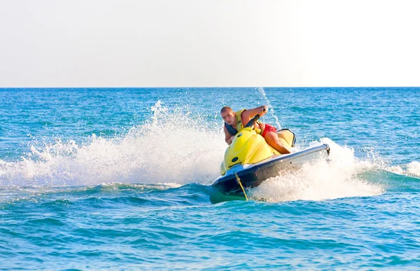 Hombre en una moto acuática en el mar —  Fotos de Stock