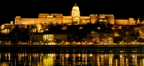 El castillo real en Budapest, Hungría — Foto de Stock