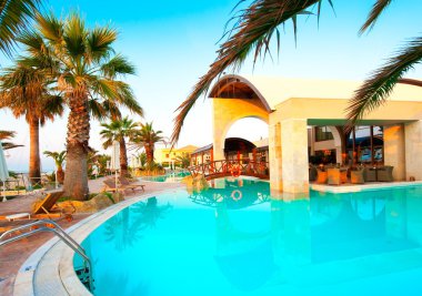 havuzda holiday resort