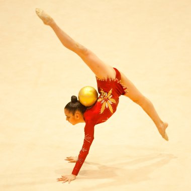 jimnastikçi Irina deleanu turuncu kupa sırasında performans sergiliyor.