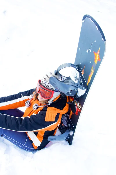 Chica joven sosteniendo una tabla de snowboard — Foto de Stock