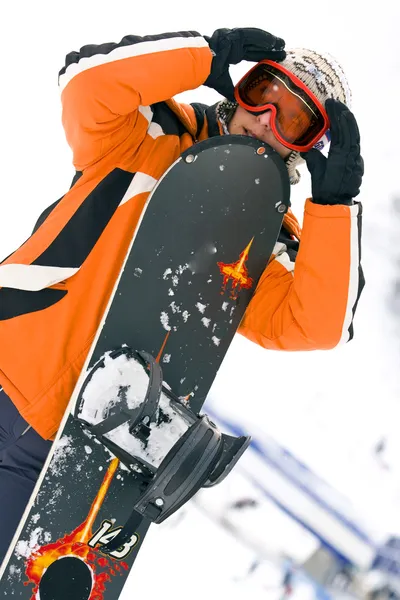 Chica joven sosteniendo una tabla de snowboard — Foto de Stock