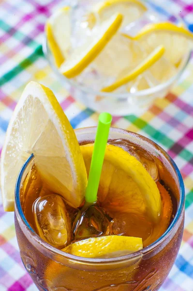 Copa de cola con hielo y lima — Foto de Stock