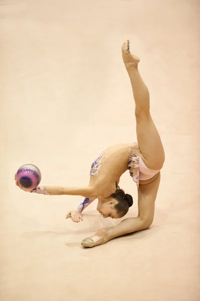 Gymnast presteert tijdens de irina deleanu oranje trophy — Stockfoto