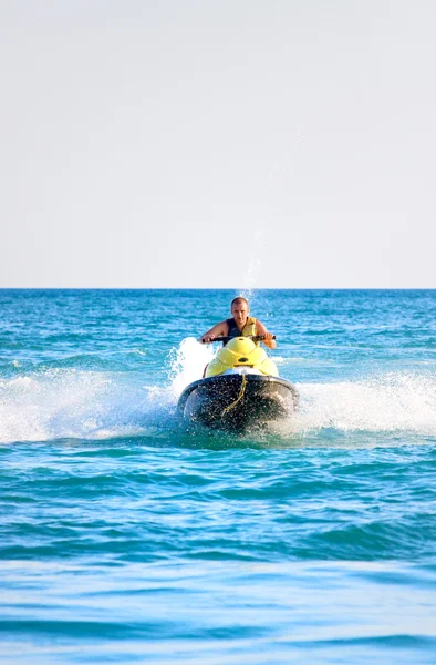 Hombre en moto acuática —  Fotos de Stock
