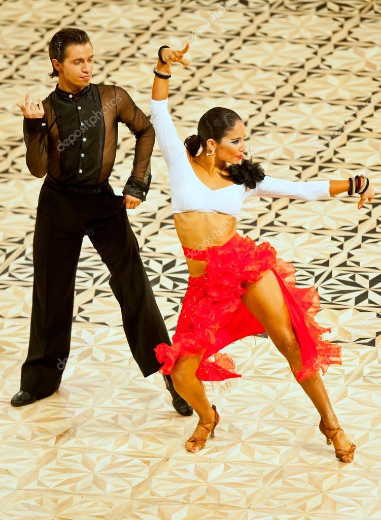 ダンス カップル ダンス マスターでダンスのポーズで ストックエディトリアル用写真 C Razvanchirnoaga