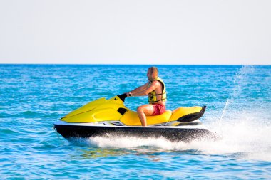 jet ski üzerinde adam