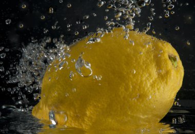Balonlar arasında limon