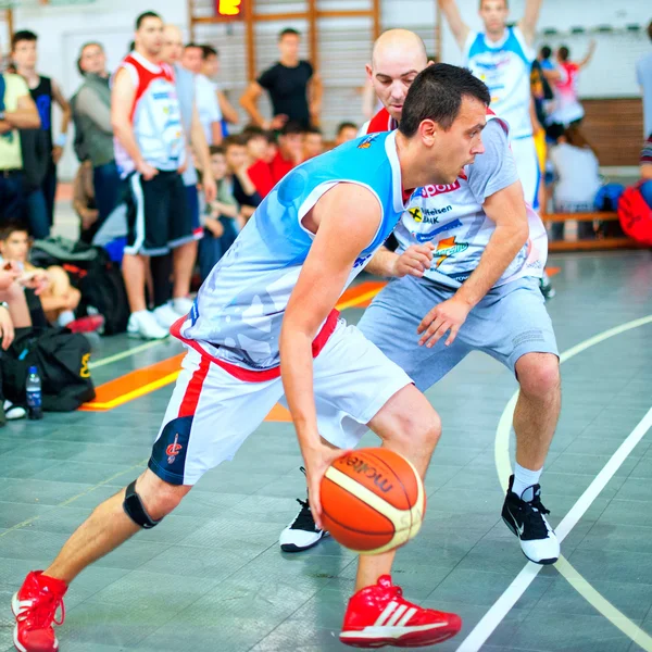 Bascketball spelare under spel sport arena streetball 3 x 3 — Stockfoto