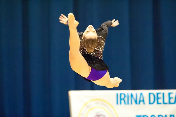 Gymnast εκτελεί κατά τη διάρκεια της irina deleanu πορτοκαλί τρόπαιο — Φωτογραφία Αρχείου