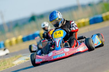 kart pilotlar yarışıyor