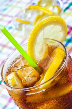bardak kola buz ve limon ile