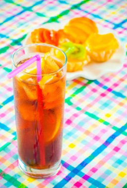 bardak kola buz ve limon ile