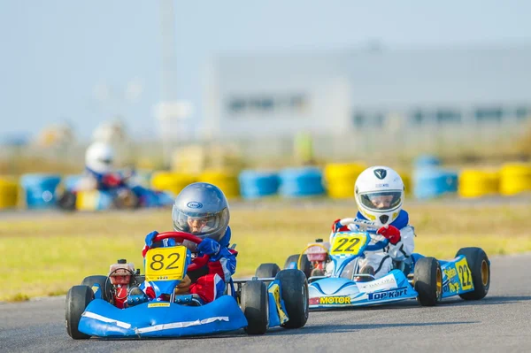 Pilotos de kart competindo — Fotografia de Stock