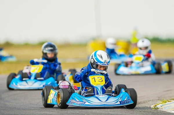 Pilotos de kart compitiendo — Foto de Stock