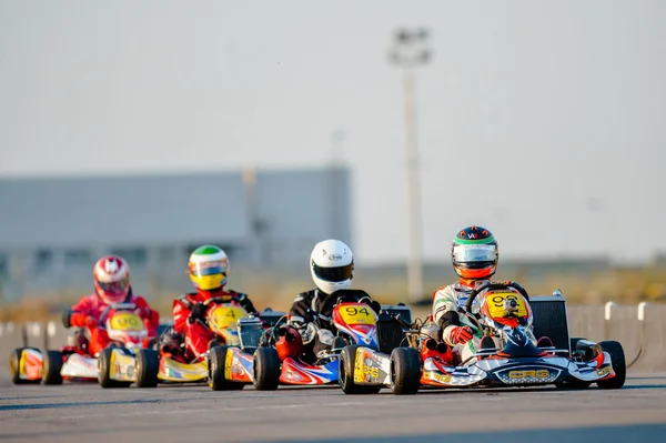 Pilotos de kart compitiendo —  Fotos de Stock