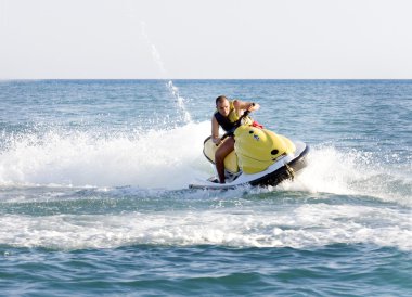 adam denizde jet ski üzerinde