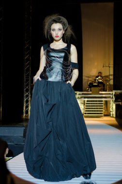 Galati, Romanya - 24 Kasım: moda modelleri elbise giymek