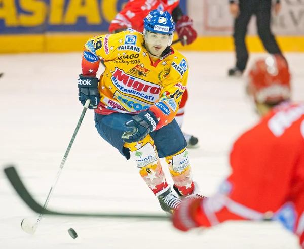 ASIAGO, ITALIE - 28 DÉCEMBRE : Des joueurs de hockey non identifiés concourent — Photo