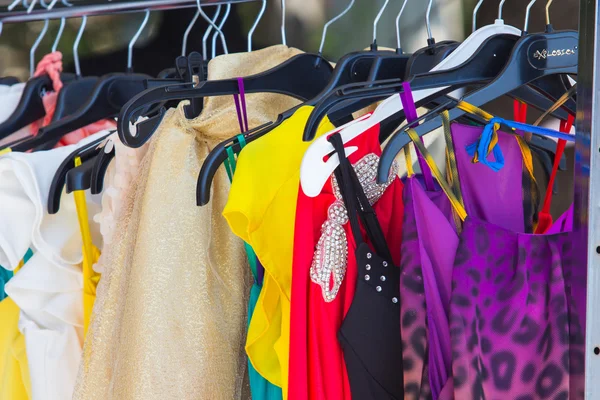 Mode kleding op hangers op de show — Stockfoto