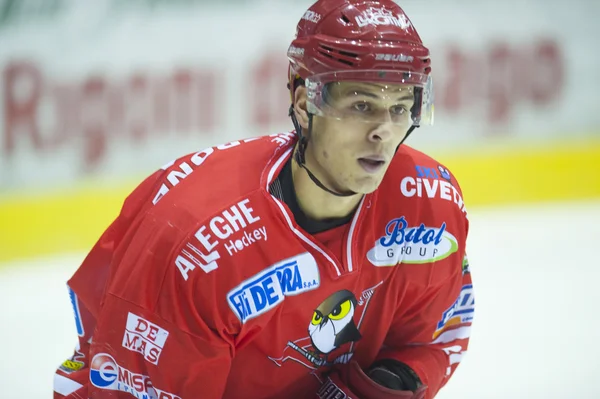 ASIAGO, ITALIE - 28 DÉCEMBRE : Un joueur de hockey non identifié concourt — Photo